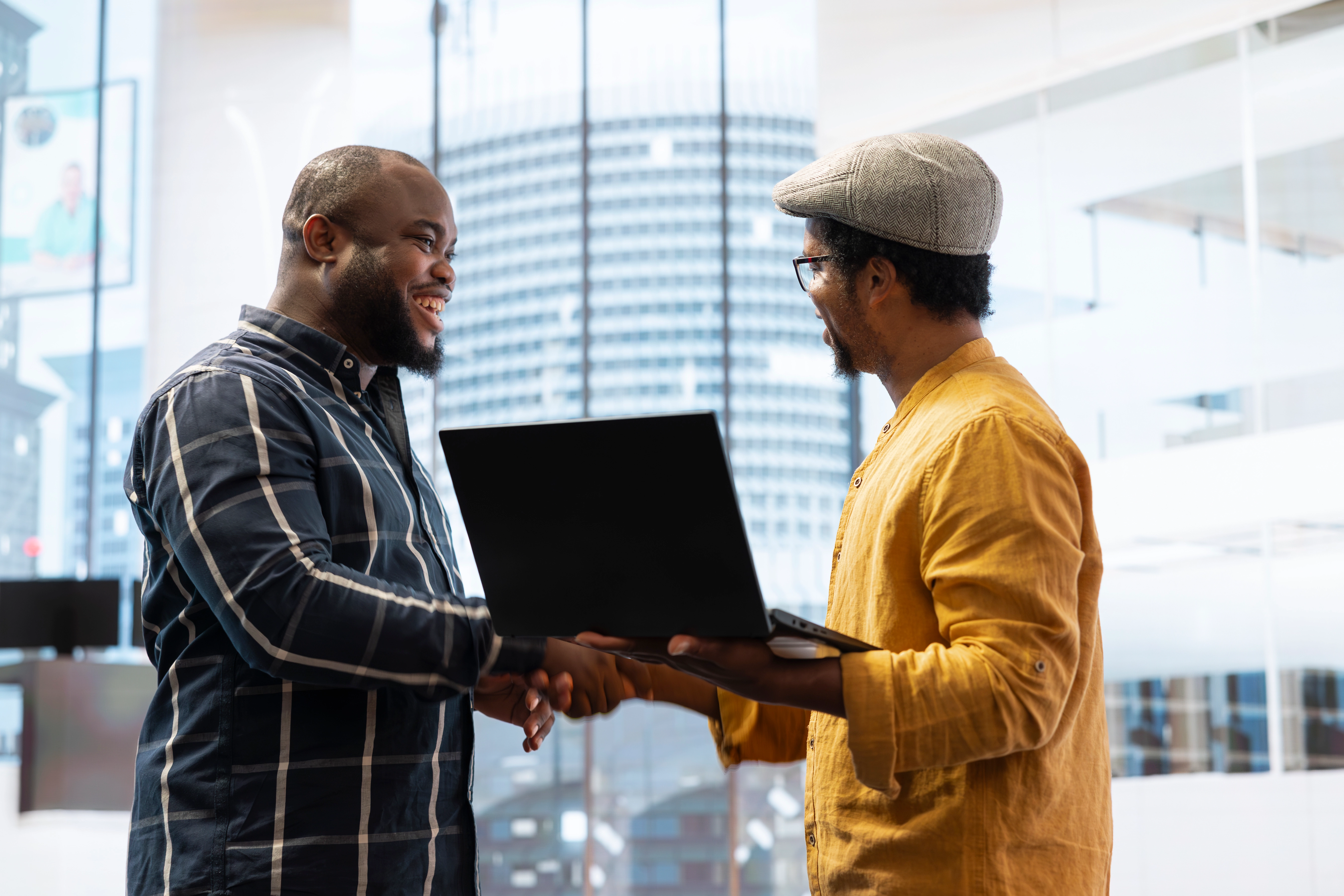 Femme d'affaires souriante au téléphone